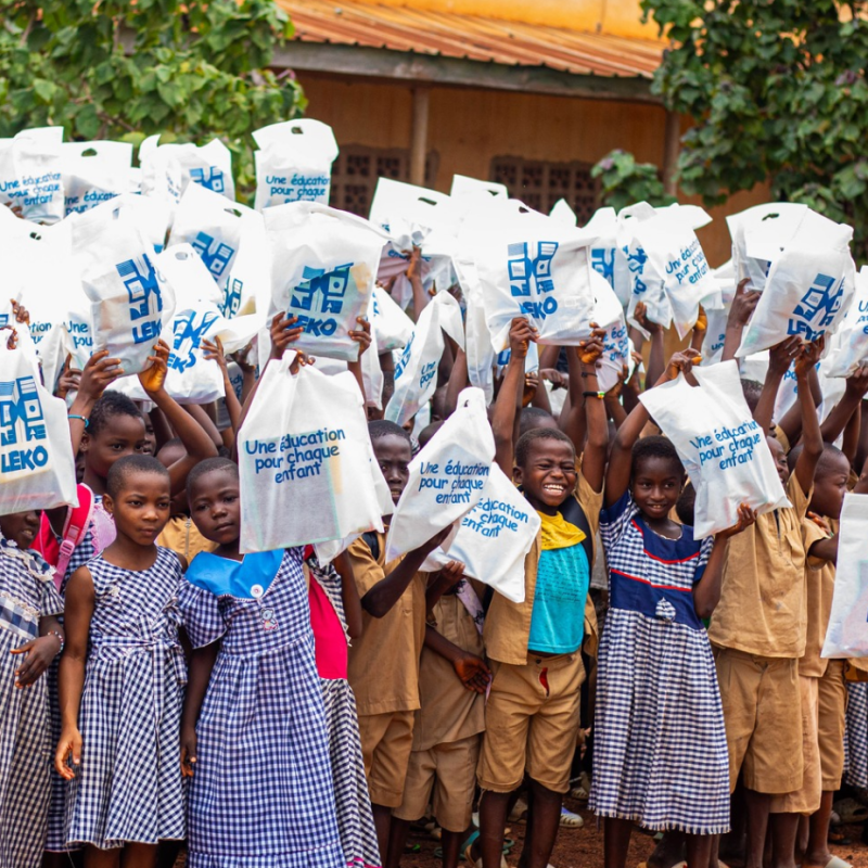 LÉKÔ SPENDE: 200 SCHULSETS FÜR DIE KINDER IN ZIKI-DIES&nbsp;🇨🇮🎉🎊